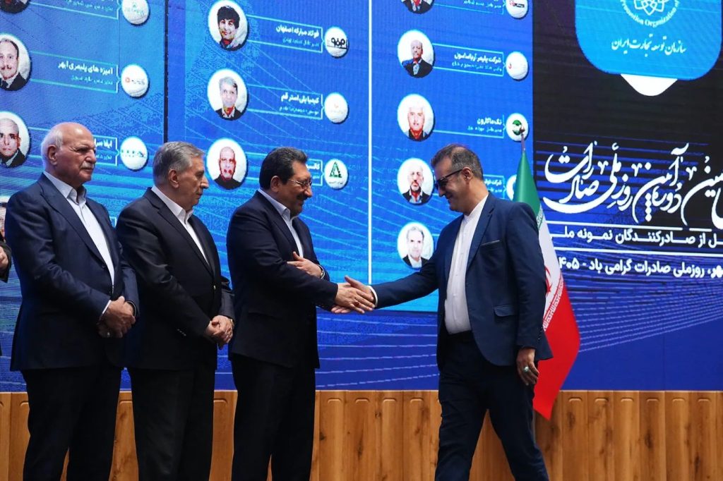 تندیس صادرکننده نمونه ملی در دست نماینده تندگویان لیف