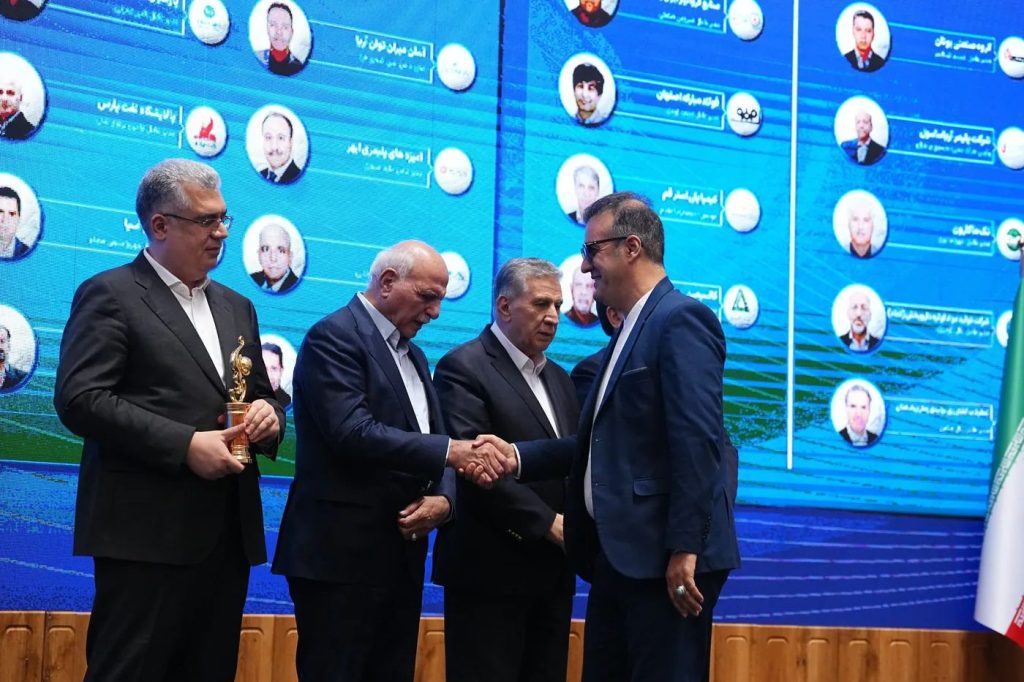 دستدادن و تبریک روی سن در آیین تجلیل از صادرکنندگان نمونه