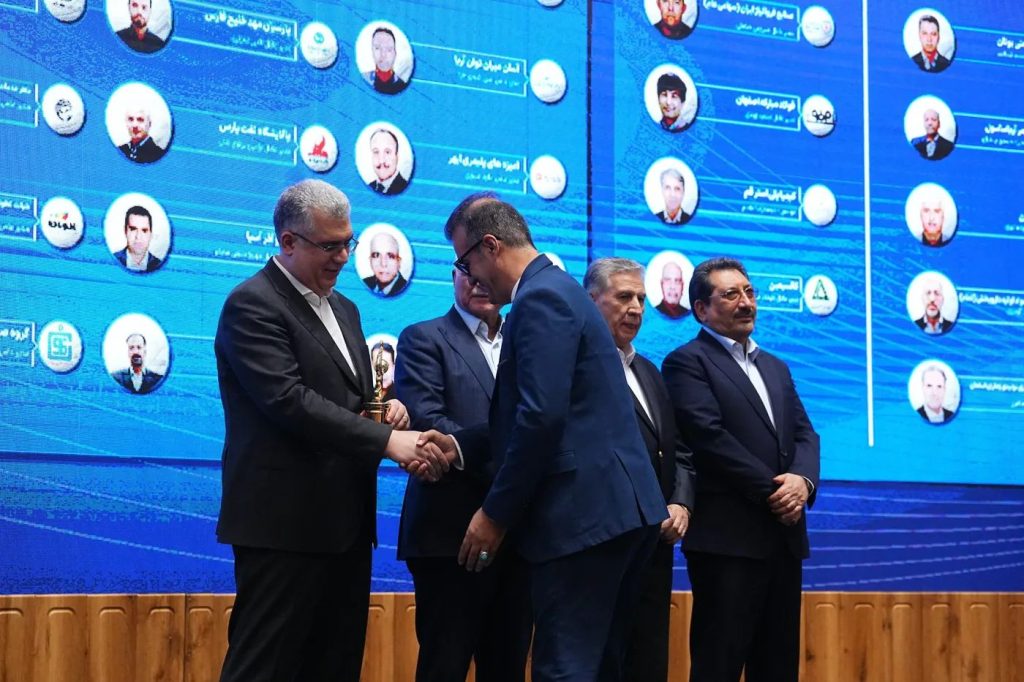 نماینده تندگویان لیف همراه با تندیس در مراسم صادرکنندگان نمونه