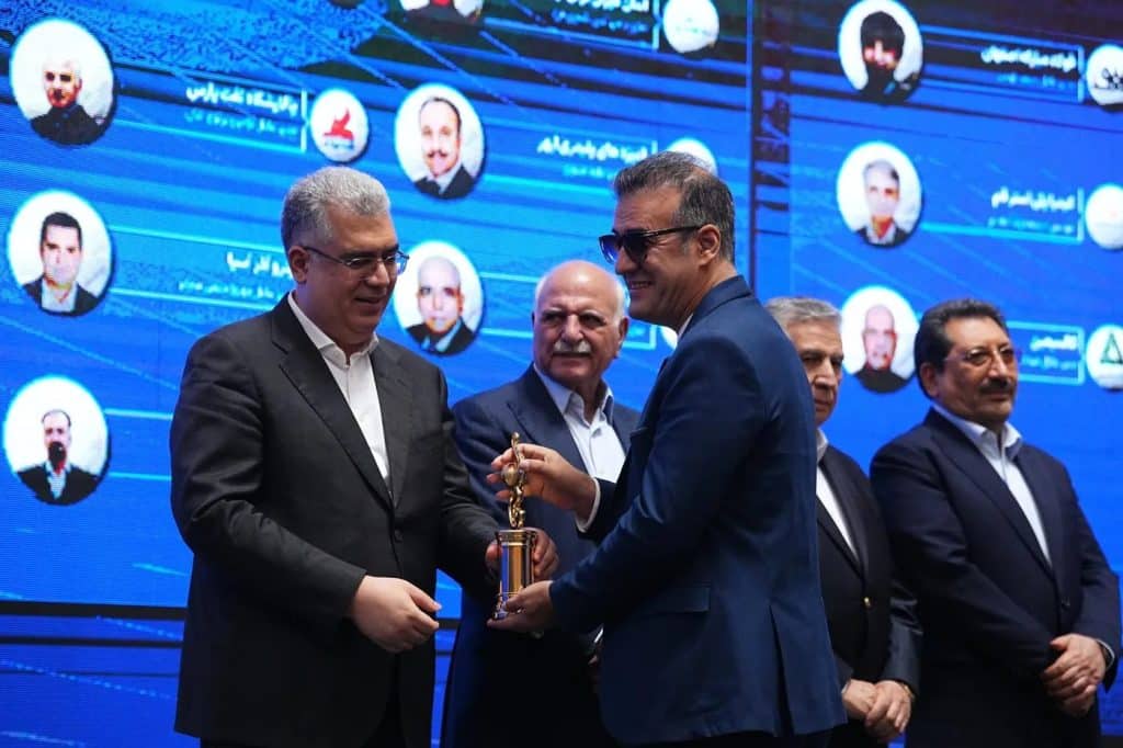 تحویل تندیس صادرکننده نمونه در آیین تجلیل از صادرکنندگان